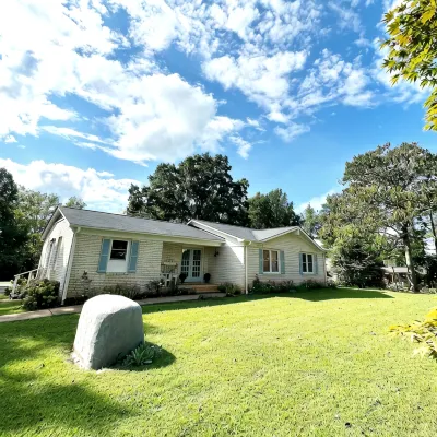 Adorable home w/ huge back yard- minutes from Belews Lake. Amazing Hidden Gem