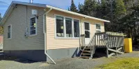 Cozy cottage - hot tub, private 1-acre, lakefront, under 1 hour from St. John's. โรงแรมใน