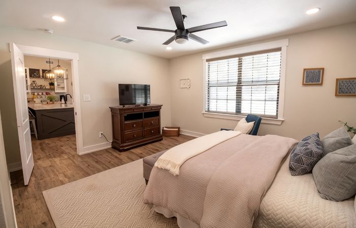 Beautiful 4/3 waterfront home with 2 master suites