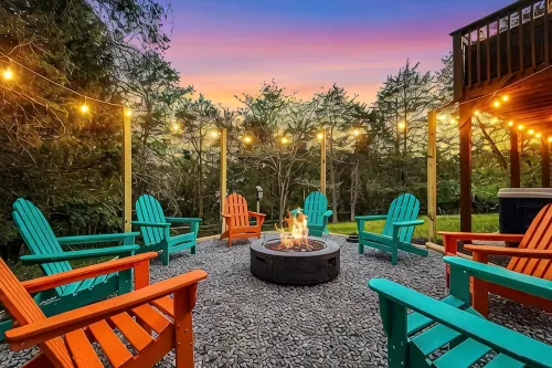 Neon Dream Lodge! Pickleball, Hot Tub, Theater - 4-Star