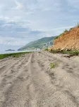 Cozy cottage w/sunset views + quick walk to a private beach (dog friendly - 4-Star