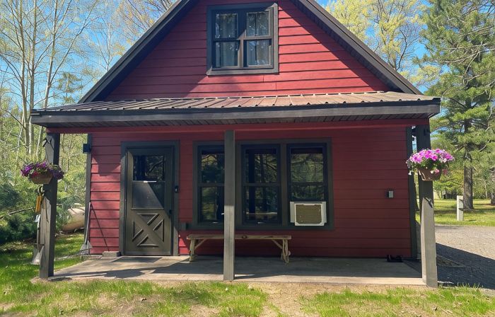 Charming 2-bedroom cabin with WiFi, AC in wonderful Hayward Wisconsin