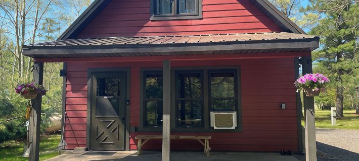 Charming 2-bedroom cabin with WiFi, AC in wonderful Hayward Wisconsin Hotels in Sawyer County