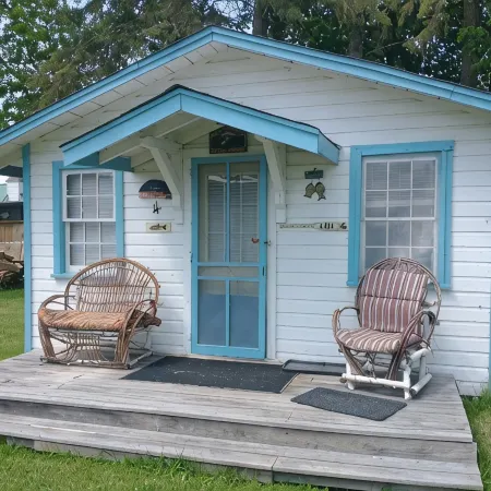 Quaint cozy little cabin geared for folks coming to Leech Lake to fish or relax.