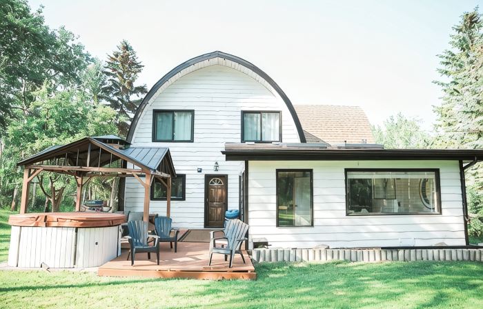 Rustic Cabin with glamour. Private, mature trees & close to provincial park