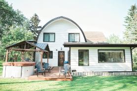 Rustic Cabin with glamour. Private, mature trees & close to provincial park