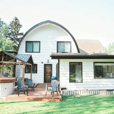 Rustic Cabin with glamour. Private, mature trees & close to provincial park