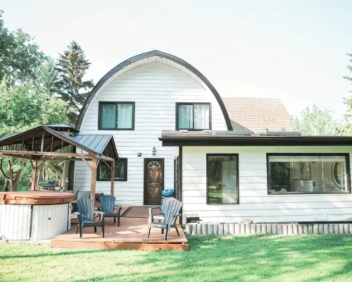 Rustic Cabin with glamour. Private, mature trees & close to provincial park Hotels in Strathcona County