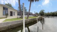 Spacious 3 BR 2 Bath  House On Deep Canal With Screened Heated Pool - Swimmingpools