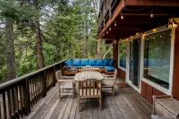 Cedar Retreat with Hot Tub, Sauna & Lake Access