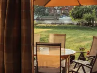 Charming Riverside Cottage - Ideal for Families & Groups, Pool, Gardens & River Hotels in Staines