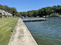 Relaxation Destination--updated lakefront condo just steps from Lake Hamilton!!! - Homestays