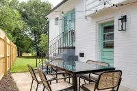 Stylish 4 bedroom house with outdoor dining and fenced backyard. - Bungalows