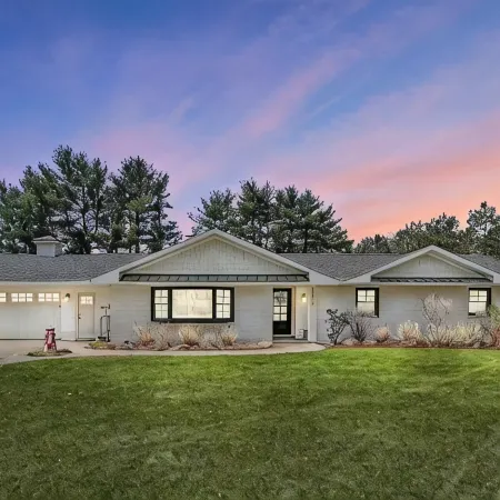 Perfect Retreat for Multi-Generational Families! Sat-Saturday Lakeside Rental.
