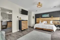 Top Flr Balcony w/ bonus room + wet bar, 2 blocks to beach, Linens/towels incl.