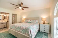 🍹🌞 Coastal Getaway! Heated Pool, Private Patio, Fenced Yard, 5 miles to Beach! - Wi-Fi