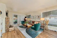 MidCentury Modern 3BR 2BA + Hot Tub in College District