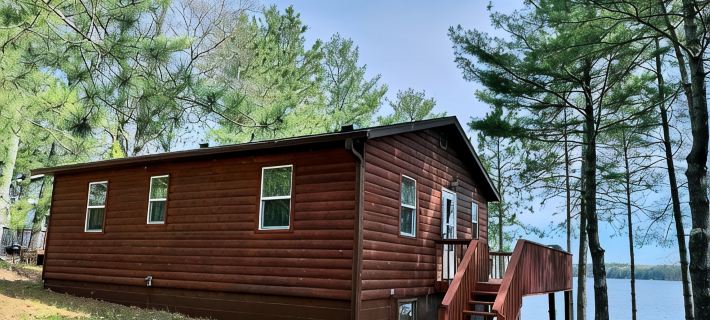 Escape to the Lake - Rustic 3-bedroom log-sided cabin nestled amongst the pines バーネットのホテル