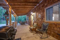 Spacious Secluded Cabin on 100 Acres Near Red River Gorge - Hytter