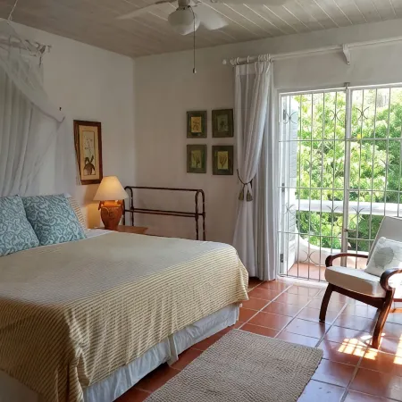 Large Secure 2 Bedroom Apartment with large pool steps to Mullins Beach