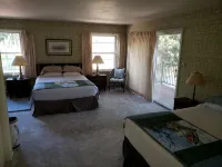 Trout Farm ponds, wildlife corridor on creek and river - a perfect getaway - balcony