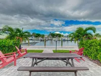 RAMADA SARASOTA CONDO HOTEL#407 Waterfront Balcony, King Bed,  Pool, Kitchenette 휫필드 호텔