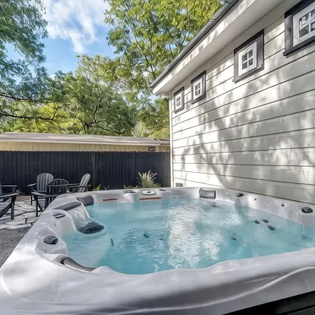 Southern Charm - Near Main with Hot Tub