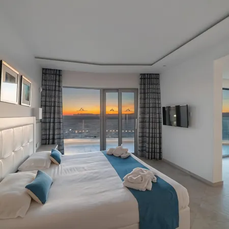 Ramla Bay Resort Отели рядом с достопримечательностью «Пляж Голден-Бэй»