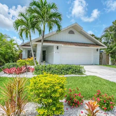 Pool/Spa Home biking distance to the beach!