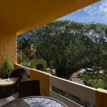 Beautiful 2 BR condo, pool, tenis court on Palma Real golf course