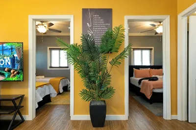 Charming 2bedroom cottage with AC, WiFi,Two-minute walk to beach.Island getaway! Hotels in 