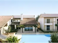 Hotel les Amandiers - ที่มีสระว่ายน้ำ