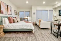 Dogs Stay Free • Luxe Downtown Apt • King Bed • Garage Parking • In-Unit W/D