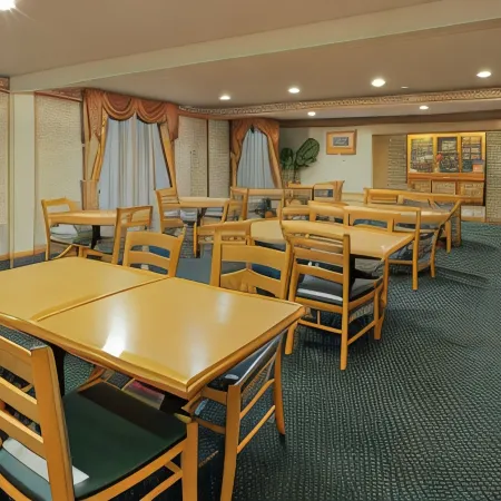 Country Inn & Suites by Radisson, Holland, MI