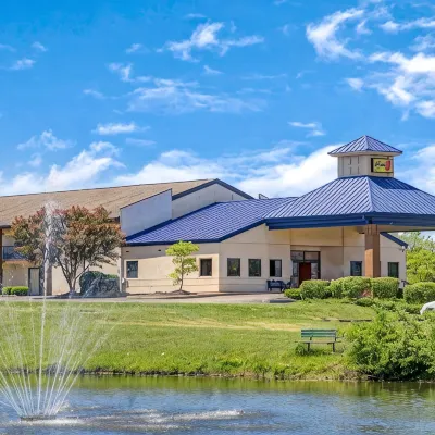 Super 8 by Wyndham Mason Hotels near Monster