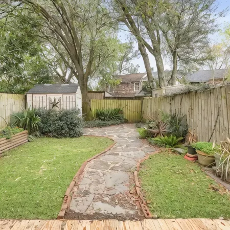 Entire townhouse- 10mins to beaches or downtown