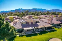 Gorgeous updated home with great views of the golf course and mountains. - 2 stjerner