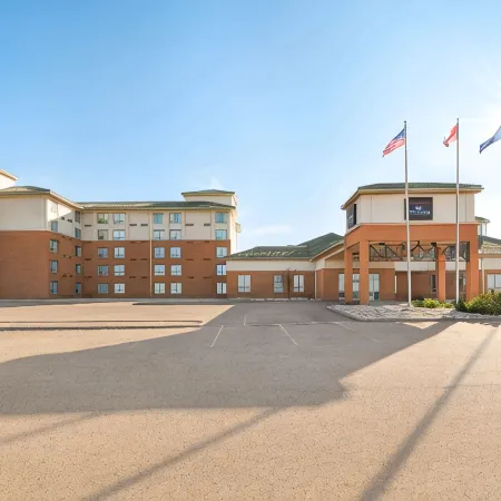 Royal Hotel Edmonton Airport Trademark Collection by Wyndham Отели в г. Ледук