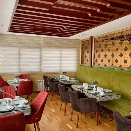 Clover Hotel Отели рядом с достопримечательностью «Площадь Свободы»