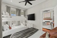 Walk to Pleasure Pier; heated pool & hot tub - Jacuzzi