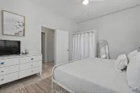 Town Treasure - King Bed - Walkable - AC - Apartments