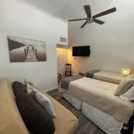 A beautiful Cozy 2-bedroom condo in charming Montgomery on Lake Conroe