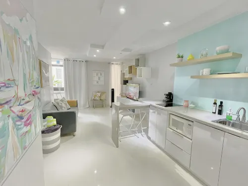 Stunning Studio w balcony for 2, 1 Queen Bed,1 Bathroom 5 mins to the beach - 3-Star