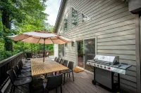 Mountain Retreat: HotTub, Game Room, Family & Pet-Friendly, 3 King Beds