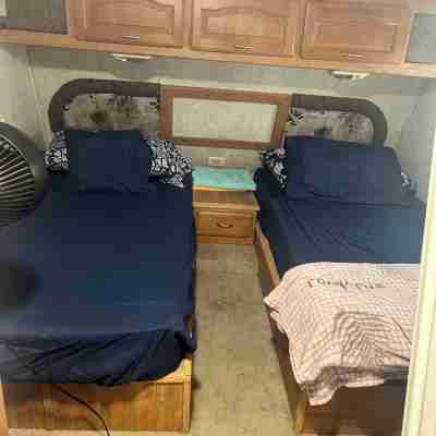 Cozy mobile home Rooms