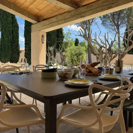 Fantastic private villa with heated saltwater pool in Provence