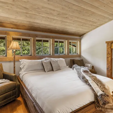 Mtnlux Fire Tower Big Sky Near Ynp Border with Hot Tub, Sauna Fitness/Game Room.