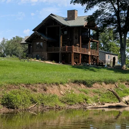 The Holston River Lodge: Luxury Riverfront, Hot Tub, Fishing, Views & Wineries