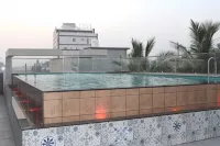 Hotel Vaishnavi Heights - piscina