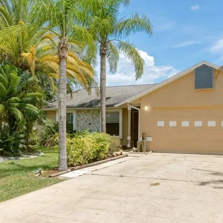 Private Pool - Bright Spacious Home Business or Family, 25 Min to Beach